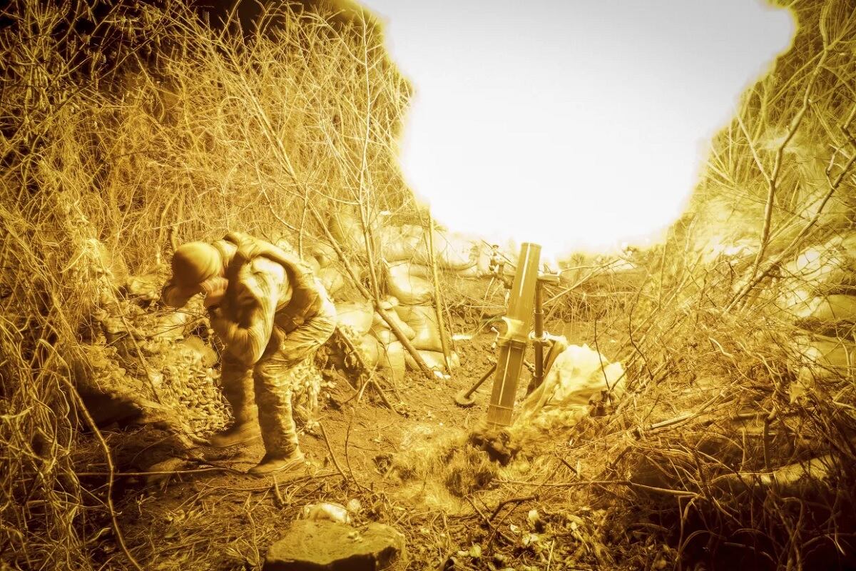 En esta foto proporcionada por el servicio de prensa del 24ta Brigada Mecanizada de Ucrania, militares de la brigada disparan un mortero de 120 mm hacia posiciones rusas cerca de Chasiv Yar, en la región de Donetsk, Ucrania, el martes 19 de noviembre de 2024.