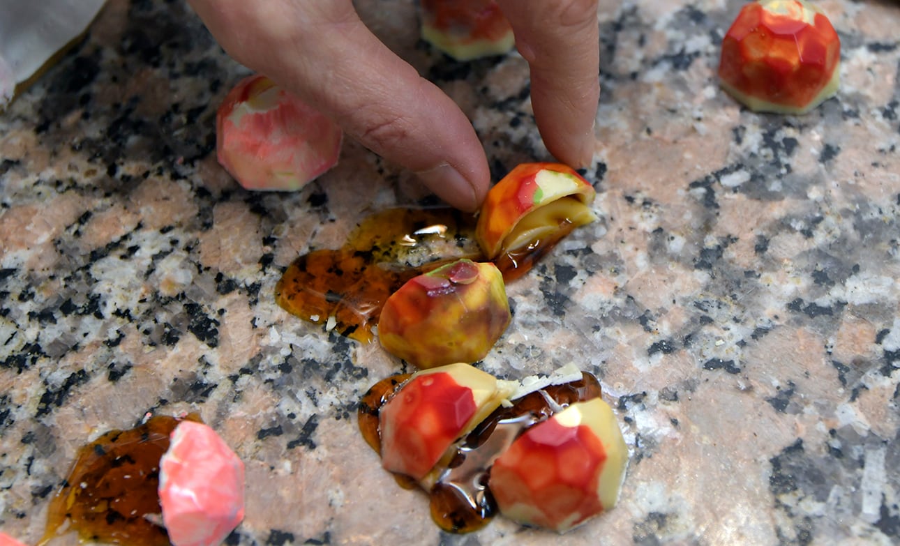 Vivi, la “Willy Wonka mendocina”: de ser conocida por regalar huevos de Pascua a ser chocolatier profesional con 51 años. Foto : Orlando Pelichotti / Los Andes.
