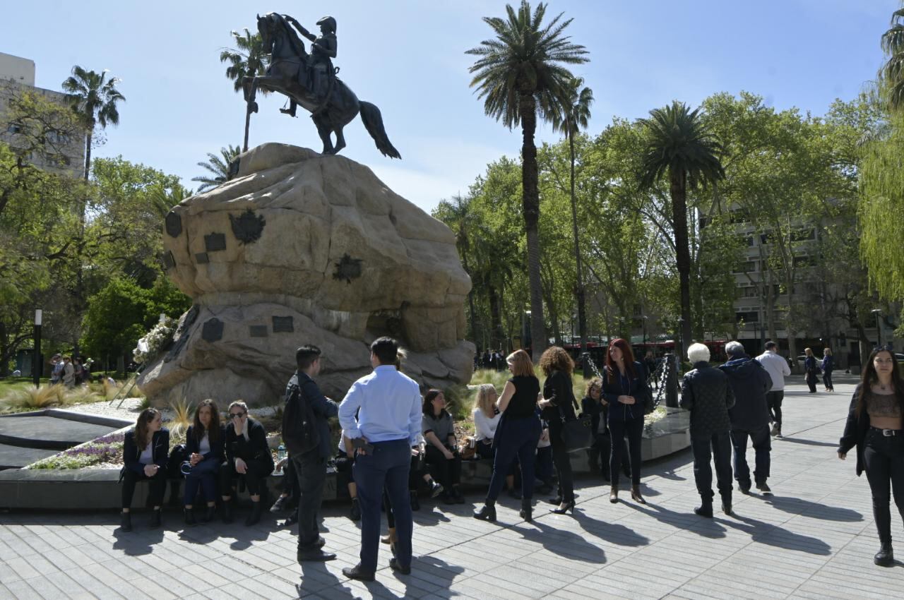 El personal del banco se quedó en la Plaza San Martín tras ser evacuados. / Orlando Pelichotti - Los Andes.