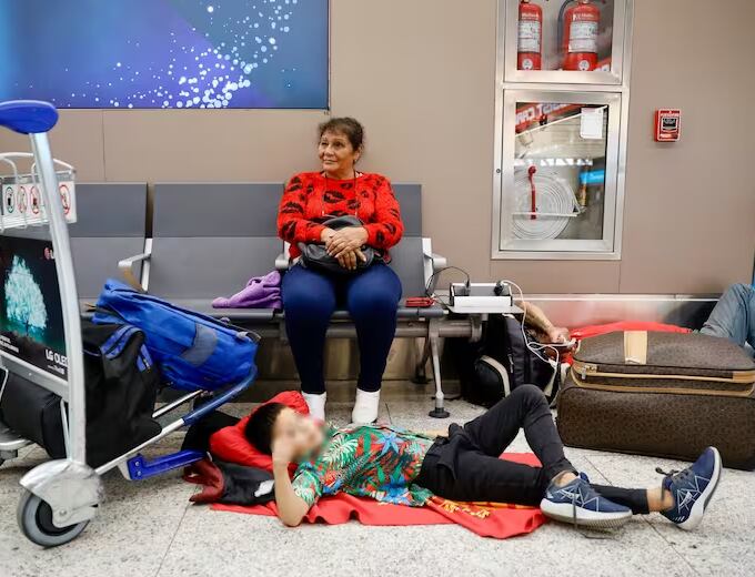 Pasajeros varados en el Aeropuerto de Ezeiza tras el paro nacional de aeronáuticos. Foto: La Nación - Ricardo Pristupluk