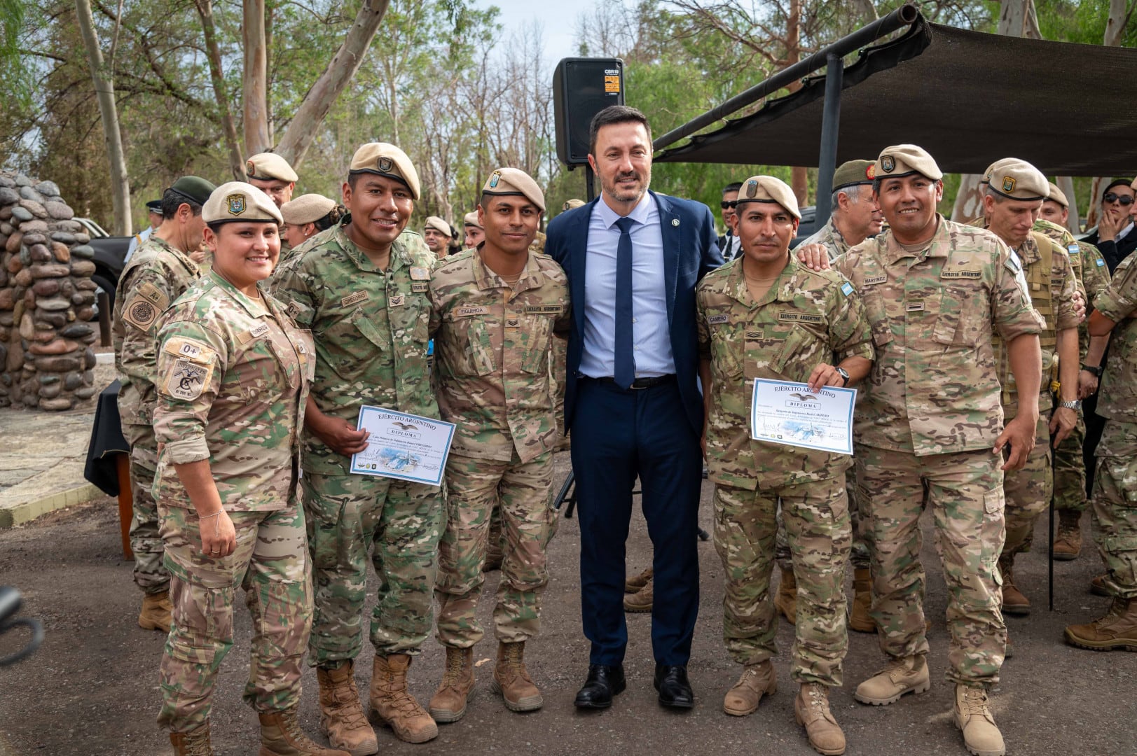 El destacamento militar que hizo cumbre en el Aconcagua recibió la visita del ministro Luis Petri. / Foto: Prensa