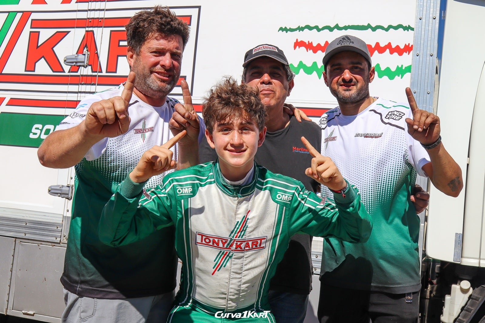 Francisco junto a su equipo, celebrando la obtención del reciente título nacional, en la Ciudad de Río Cuarto, Córdoba. 