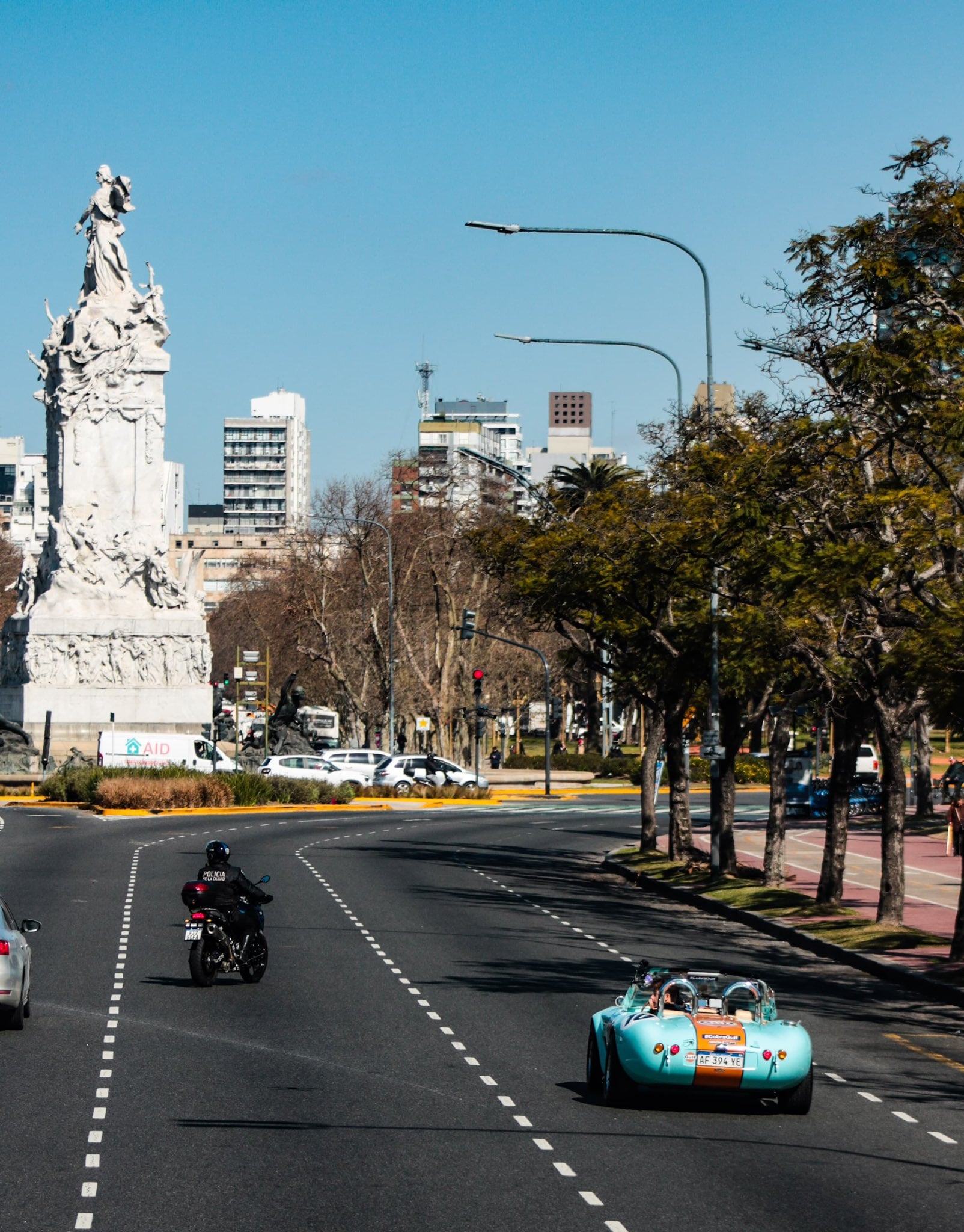 Franco Colapinto recorrió la Ciudad de Buenos Aires en un Cobra histórico. Captura: X / @Colapinto_news