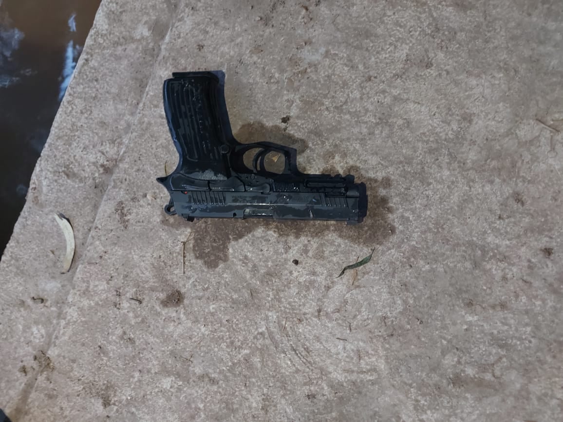 La policía secuestró un arma de fuego calibre 9mm.