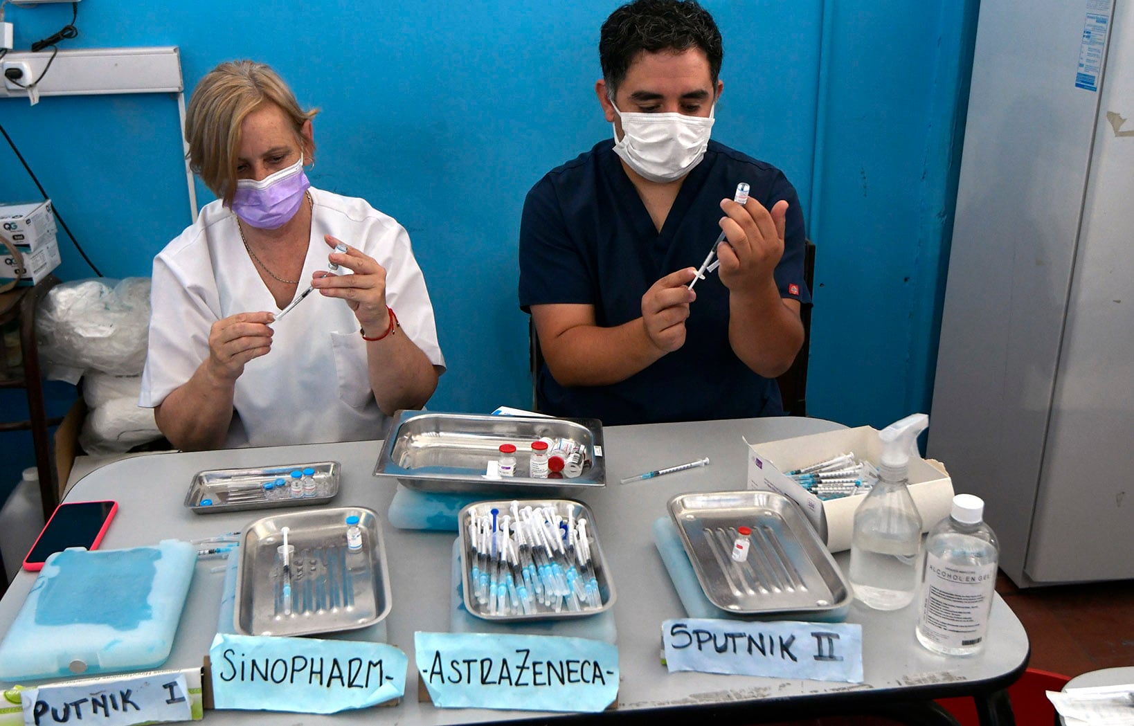 Andrea y Ricardos son enfermeros, cargando las vacunas. Foto: Orlando Pelichotti / Los Andes