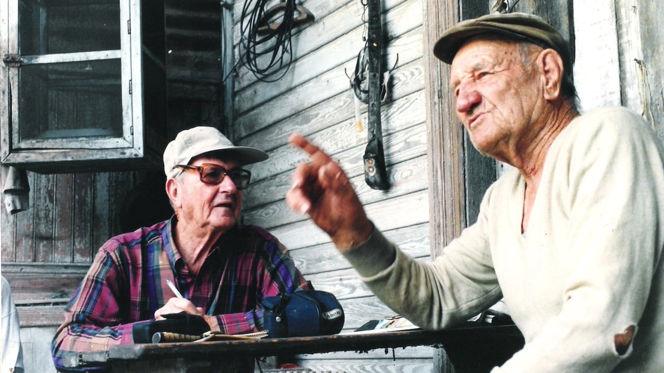 El doctor Morello, ya mayor, dialogando con un campesino en el Norte argentino. Foto: Gepama-FADU-UBA. Gentileza Walter Pengue.