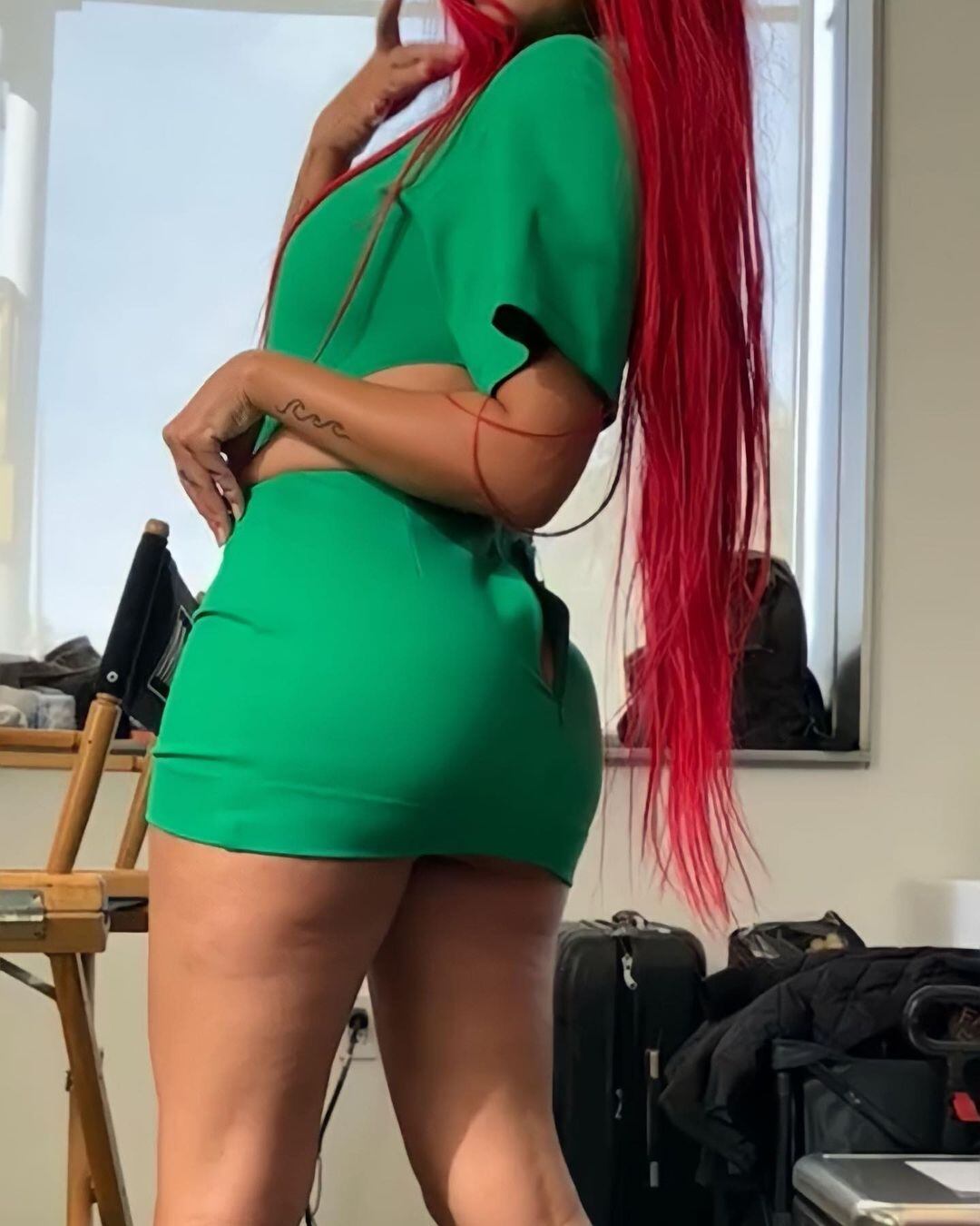 Karol G y su fogoso vestido verde.