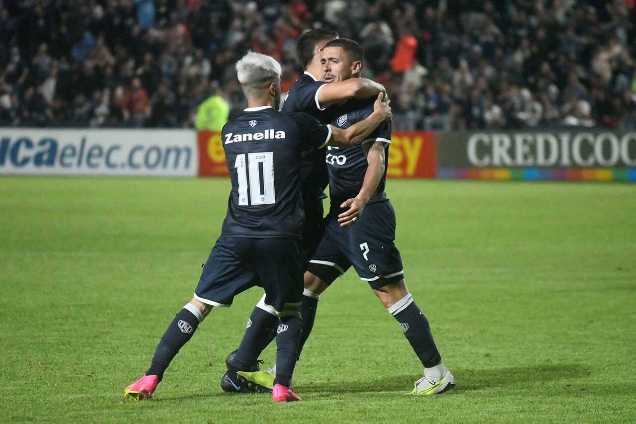 Fútbol Primera Nacional, Independiente Rivadavia vs. Atlético Rafaela en el estadio Bautista Gargantini
Festejo del gol de Independiente Rivadavia en el primer tiempo del partido
Foto: José Gutierrez / Los Andes 

