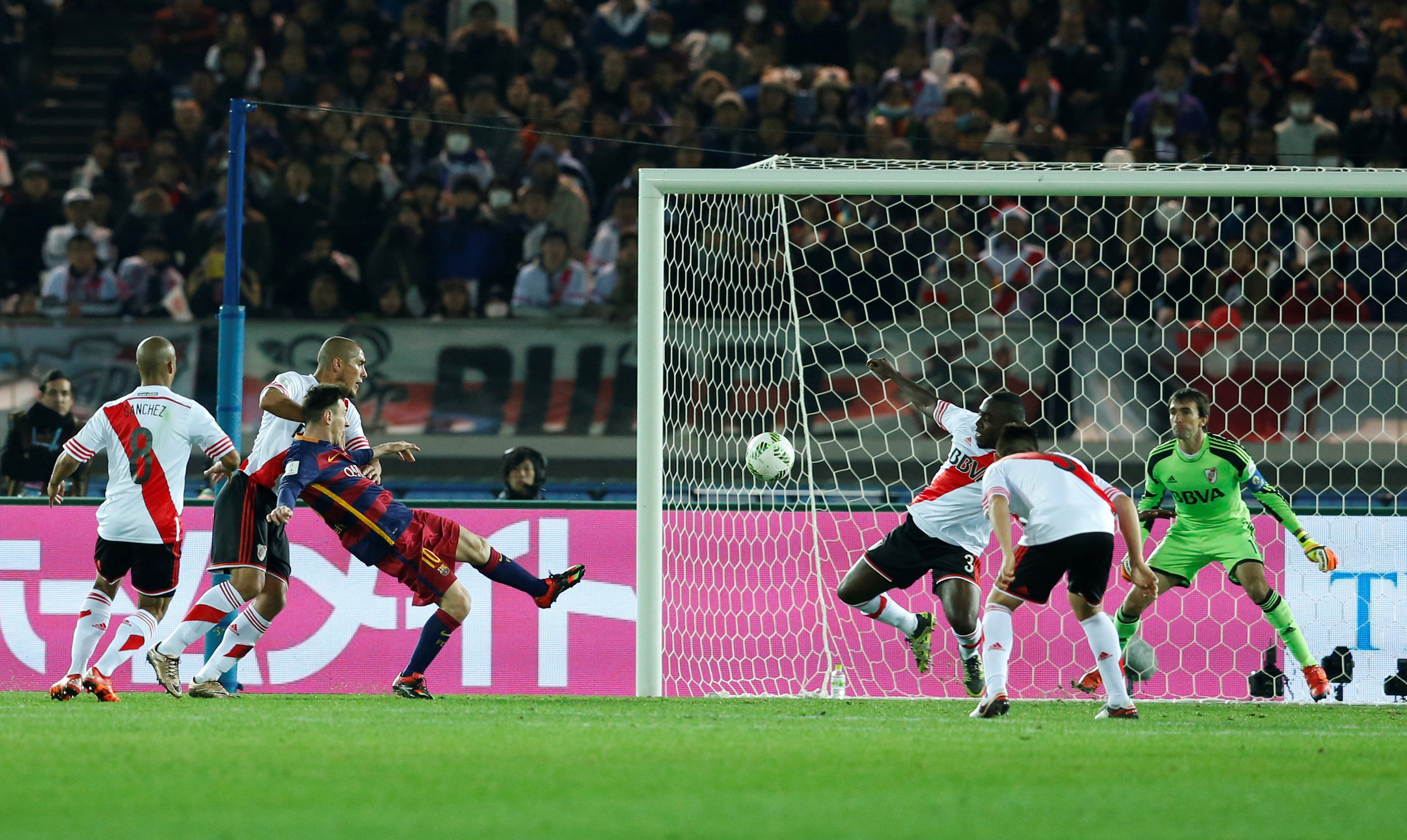 Messi supera a Maidana y marca el gol ante el River de Gallardo en la final del Mundial de Clubes 2015.