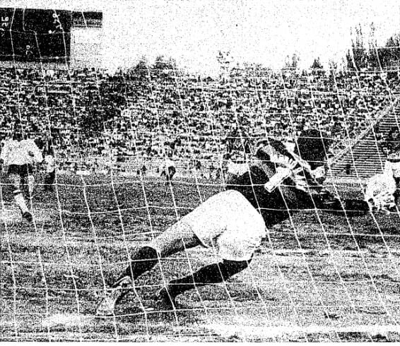 Penal errado. Cuando transcurrían 20' del complemento, Huracán tuvo un penal a favor (por falta de Almeida a Fekonja dentro del área) y el "Bocha" Oros desvió el remate. Hubiese sido el 1-1.  / Archivo Los Andes.