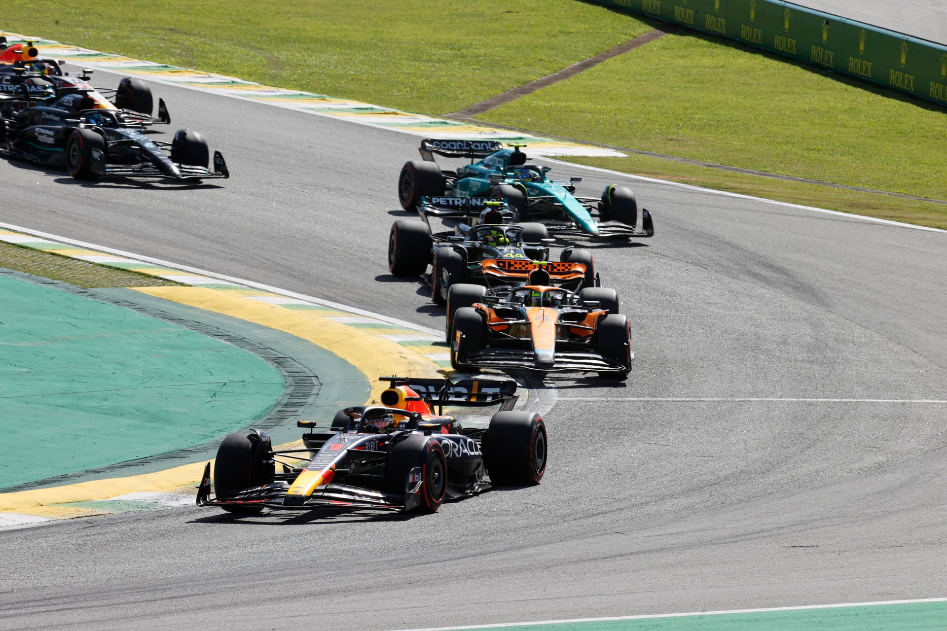 AME3783. SAO PAULO (BRASIL), 05/11/2023.- El británico Lando Norris (i) de McLaren, el holandés Max Verstappen (c) de Red Bull Racing y el español Fernando Alonso (d) de Alpine celebran hoy, al final del Gran Premio de Brasil de Fórmula 1, en el circuito de Interlagos, en Sao Paulo (Brasil). EFE/ Sebastiao Moreira