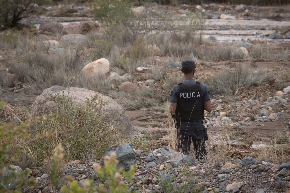 Tragedia en Potrerillos
Tres personas fallecieron y otras dos permanecen internadas en grave estado luego de que una crecida en el Río Blanco (Potrerillos) arrastrara el auto en que viajaban cuando intentaban cruzar un puente en medio de una tormenta. Un grupo de vecinos de la parte alta de Potrerillos salió a cortar la ruta en reclamo de que se construya un puente en altura y se hagan otras obras.

Foto: Ignacio Blanco / Los Andes 