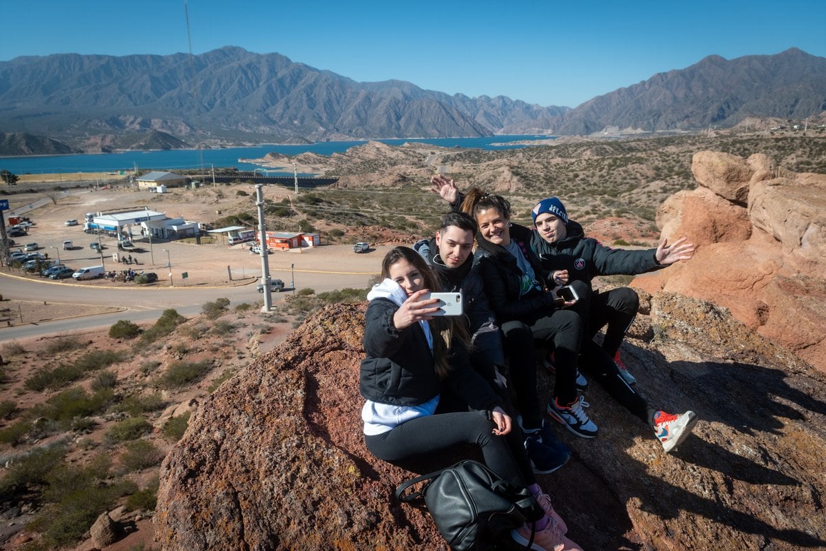 Valentín, Cristian, Gisel y Ayelén son de Buenos Aires y vinieron a pasar unos días Mendoza y a la montaña.  
