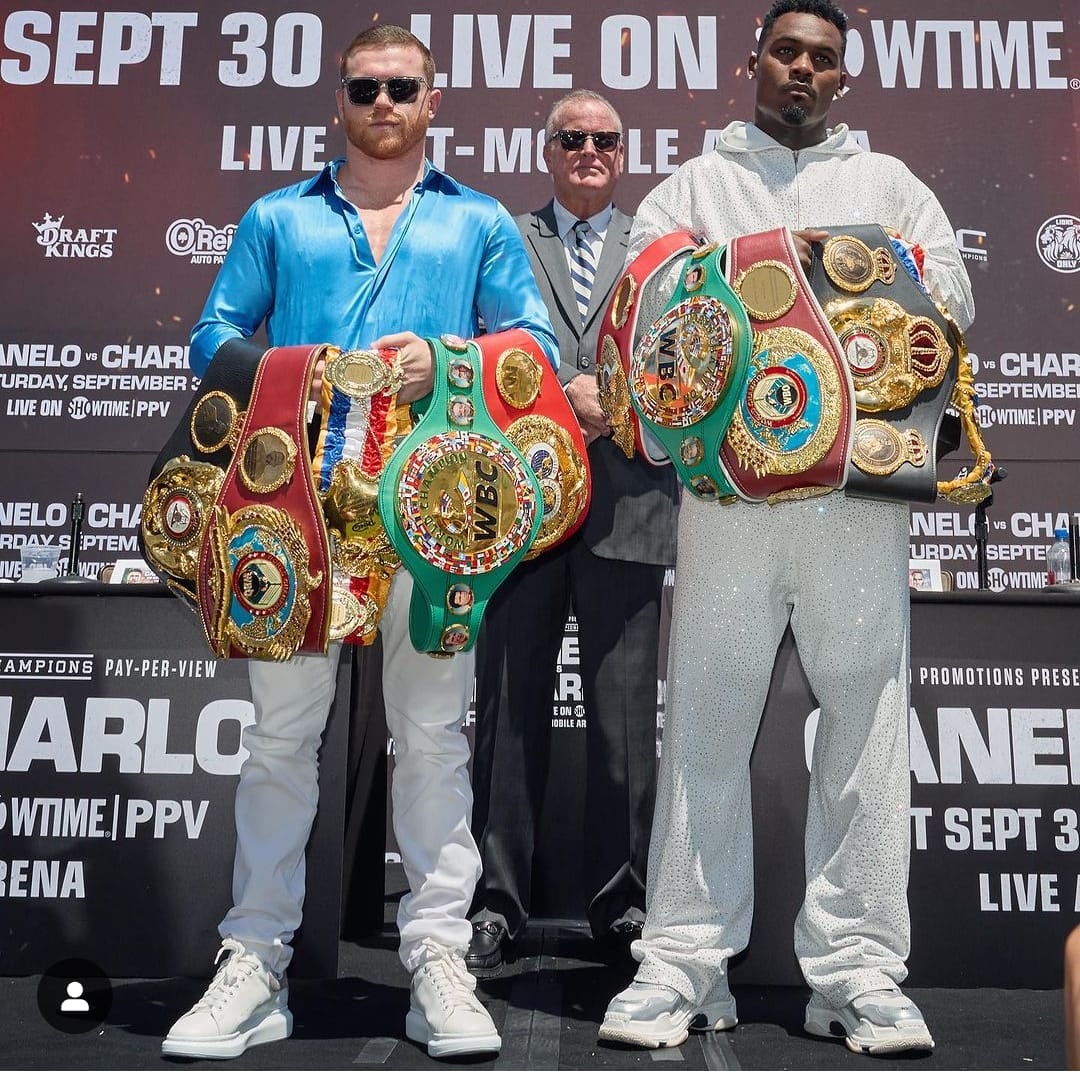 Canelo Alvarez y Jermell Charlo durante la conferencia de prensa en la que expusieron todos sus cinturones.