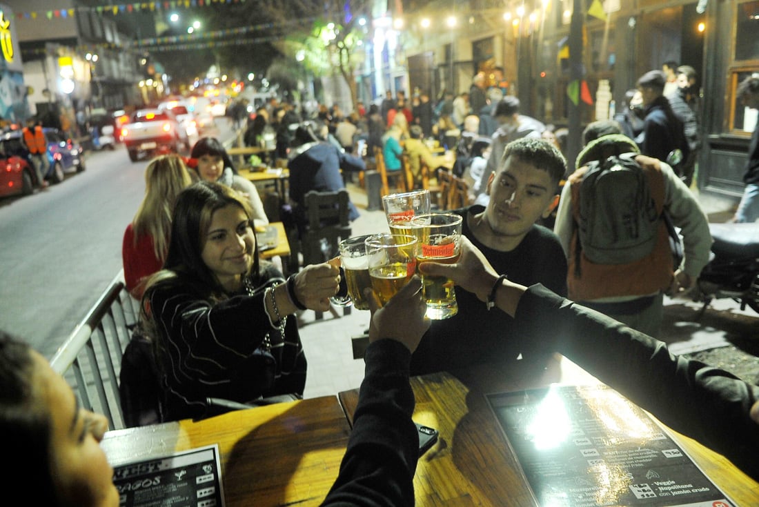 Festejos dia del amigo bares y restaurantes con gente brindando y festejando el dia del amigo El Mesón Y Maria Antonieta en la Tejeda Cerro de las Rosas  20 julio 2021 foto Javier Ferreyra