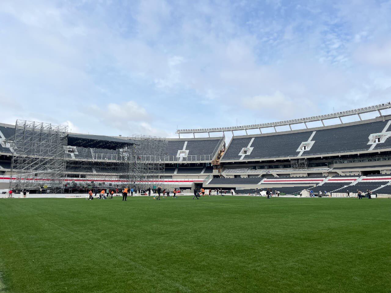 Así quedó el campo de juego del Monumental luego de los dos recitales de Paul McCartney.