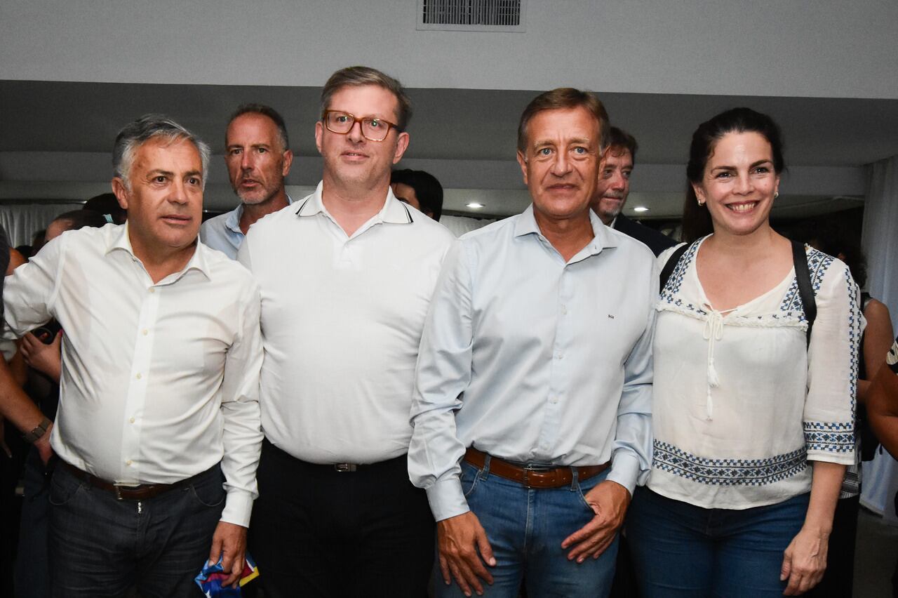 El senador nacional Alfredo Cornejo junto a los aliados de Cambia Mendoza. Foto: Mariana Villa / Los Andes