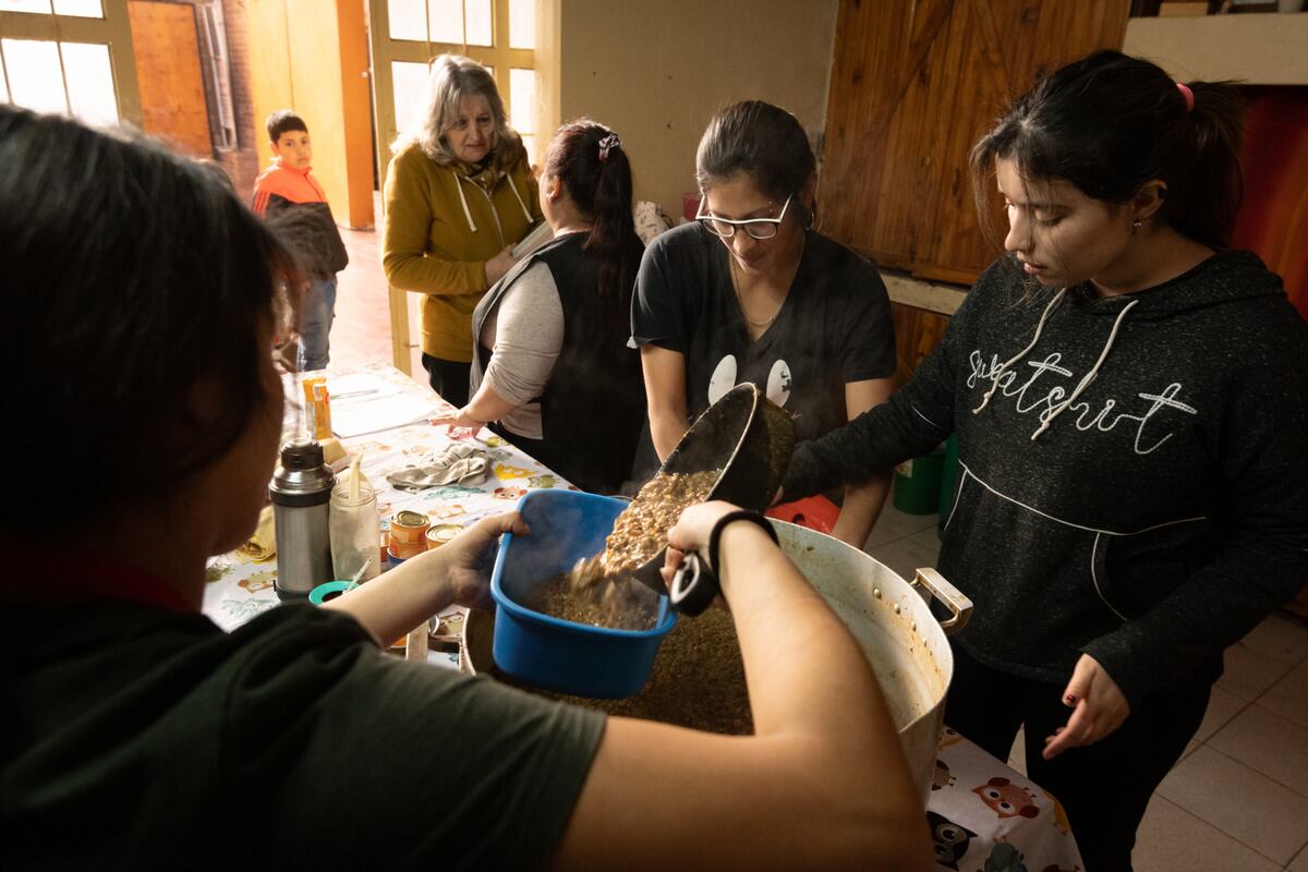 Comedor Santa Faustina
El comedor en uno de los primeros en vincularse con el Banco de Alimentos hace 30 años, en la unión vecinal del barrio Covipa en Dorrego dan raciones de comida para 150 chicos 

Foto: Ignacio Blanco / Los Andes 

