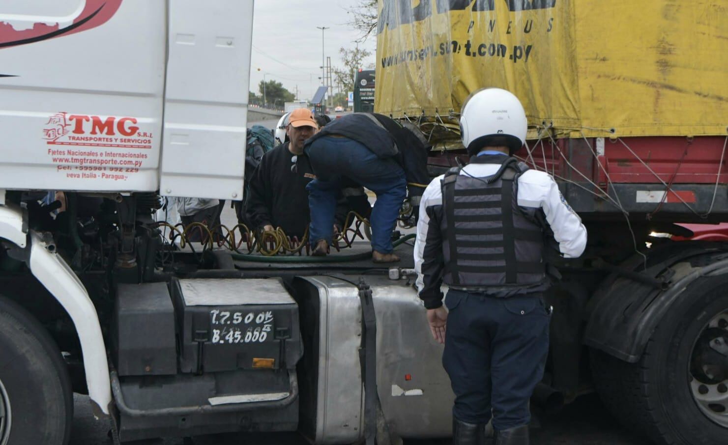 Camión roto y detenido en el Acceso Este, a metros del Nudo Vial. Demoras y filas de vehículos. Foto: Orlando Pelichotti / Los Andes