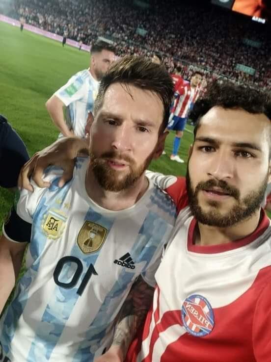 Los que ganaron en las Eliminatorias: los hinchas Paraguayos al obtener con un recuerdo con Messi.