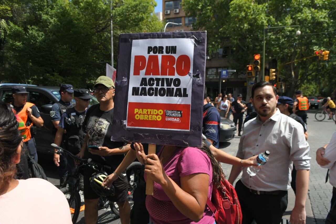 Demoras y caos vehícular en el centro de Mendoza  por una marcha en contra del DNU de Milei. Foto: Ignacio Blanco / Los Andes.