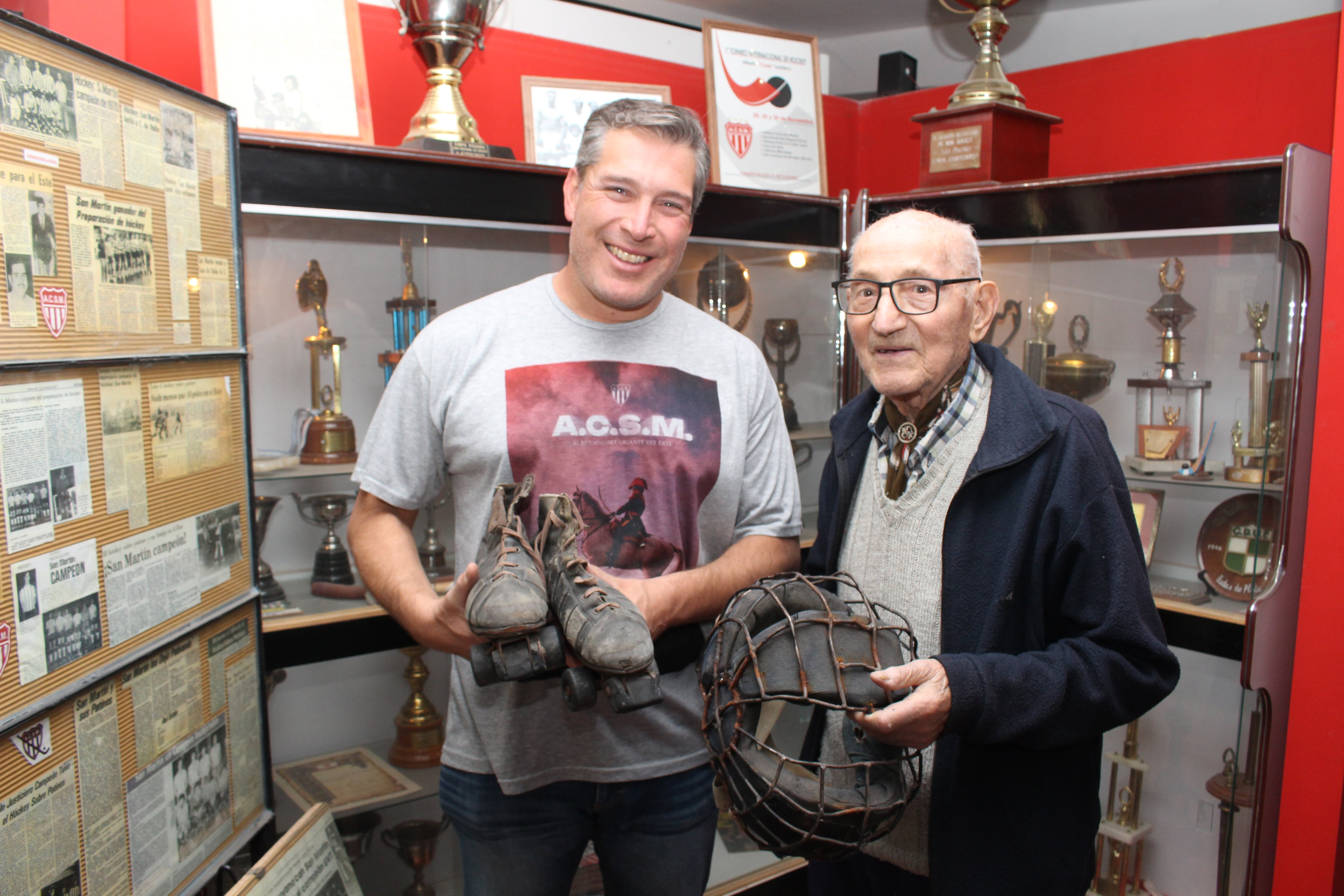 Mauricio Castillo muestra los patines de Don Armando; sus viejos compañeros de juego desde abril de 2023 se exhiben en el Museo Emilio Menéndez del Atlético Club San Martín.