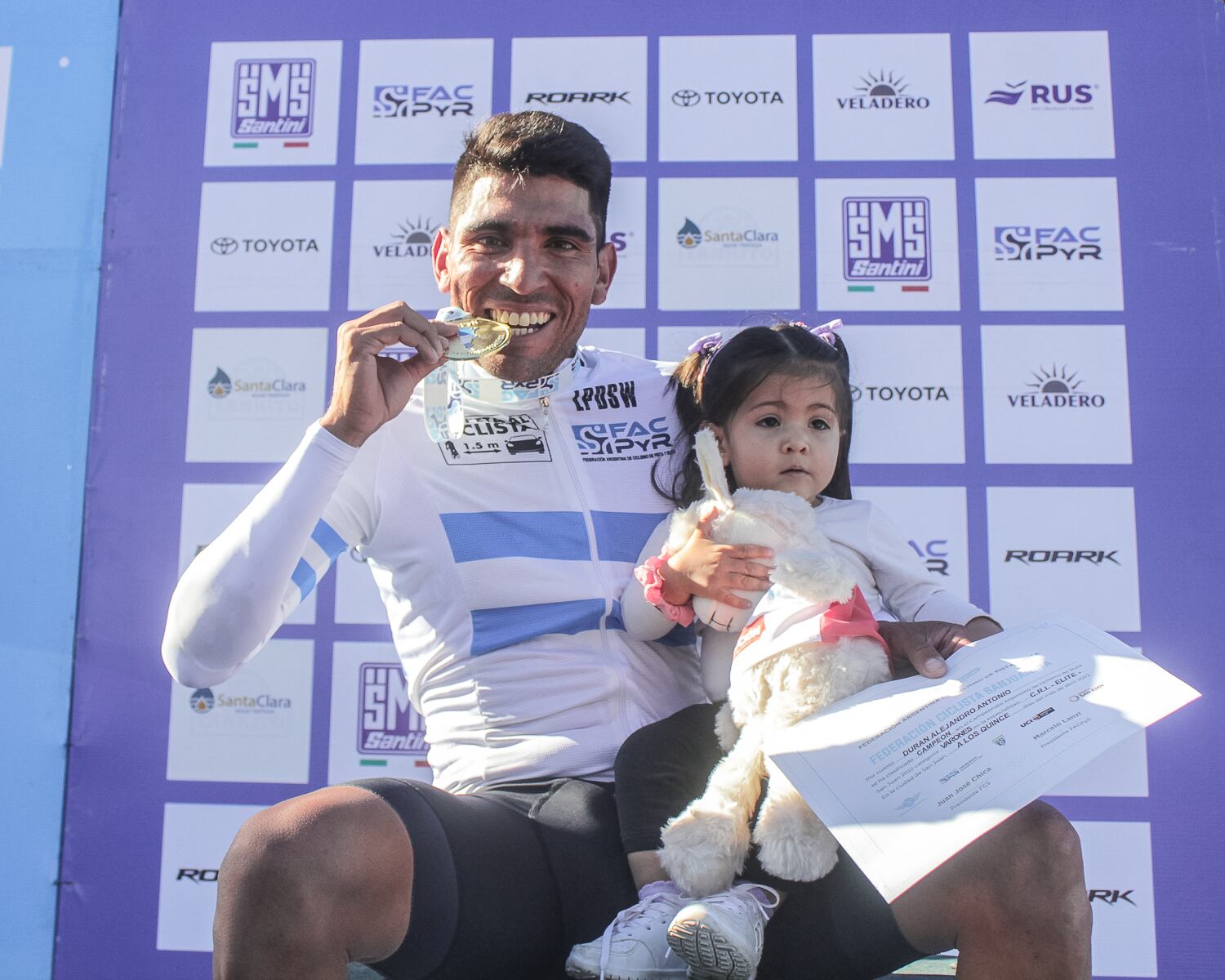 Durán en el podio con la medalla de oro./Gentileza