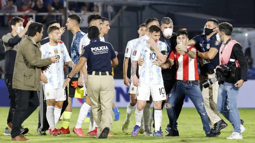 Los que ganaron en las Eliminatorias: los hinchas Paraguayos al obtener con un recuerdo con Messi.