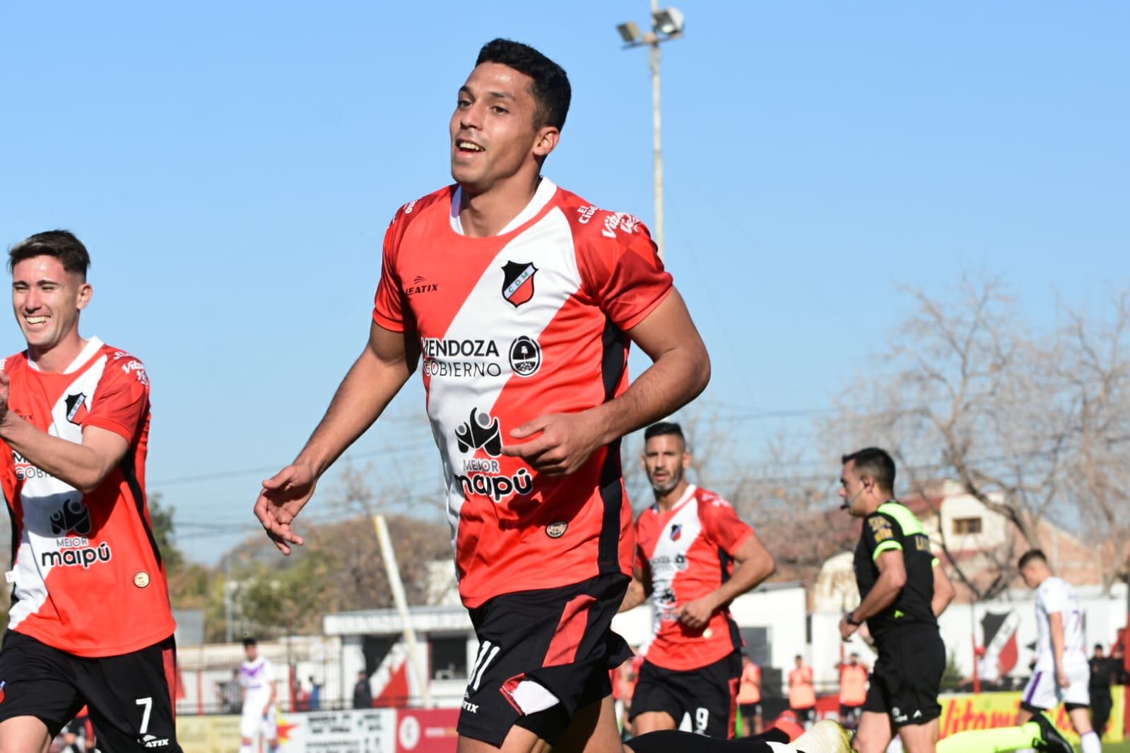 Deportivo Maipú goleó 4 a 0 a Villa Dálmine y Veliez hizo el cuarto gol para sentenciar la goleada. 

Foto: Mariana Villa.