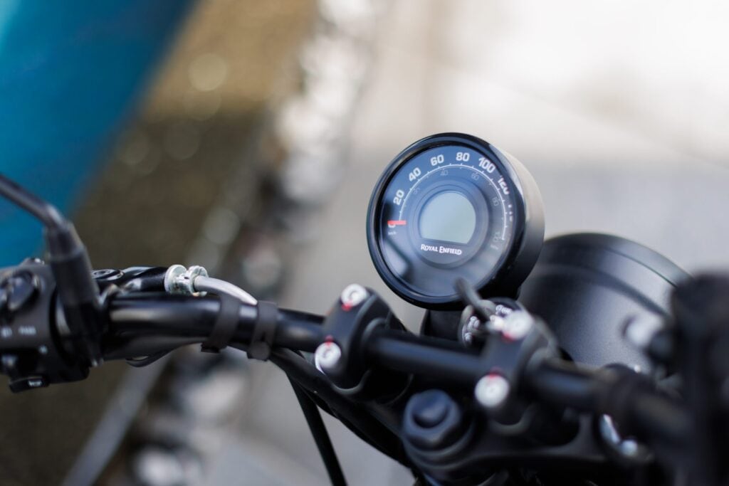 La moto fusiona elementos analógicos y digitales en su instrumentación. El panel de instrumentos circular se compone por un velocímetro de aguja y una pantalla digital.