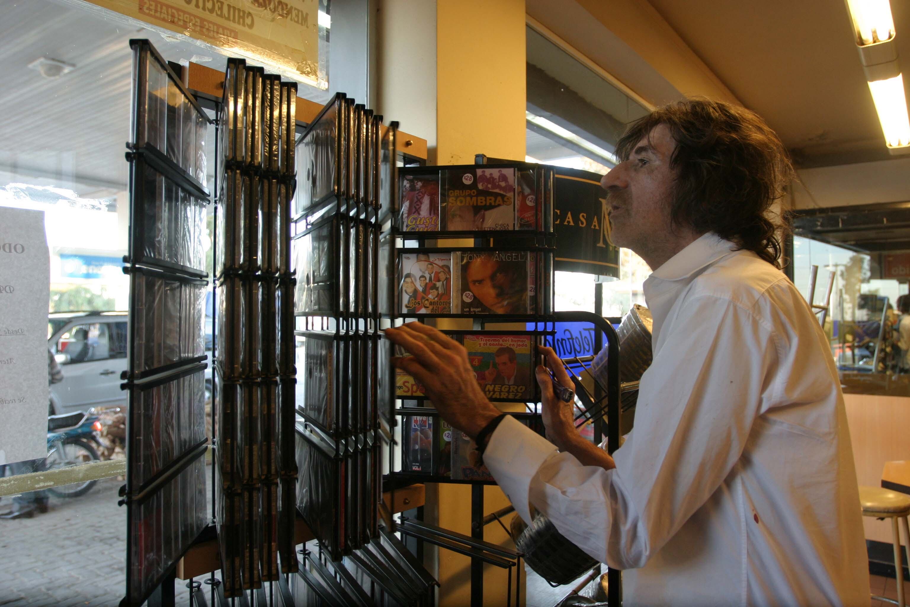 Charly García se bajó en una estación de servicio en Media Agua y compró unos cd.