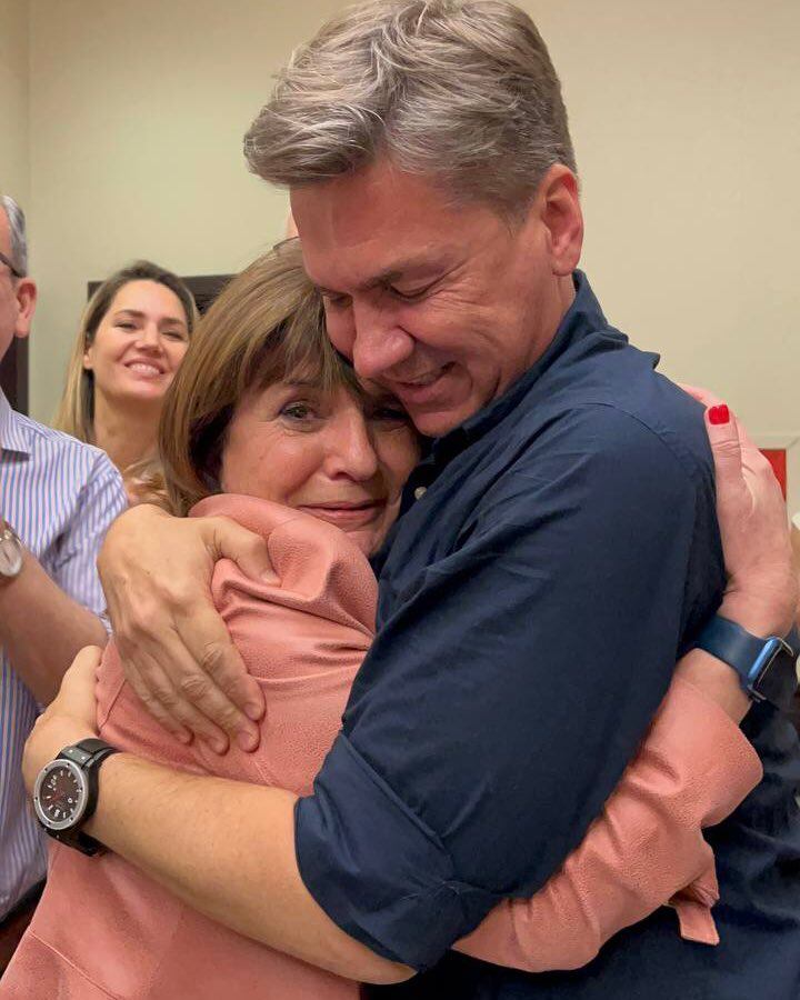 Leandro Zdero junto a Patricia Bullrich en el búnker del candidato electo. Foto: @PatoBullrich en X, antes Twitter.