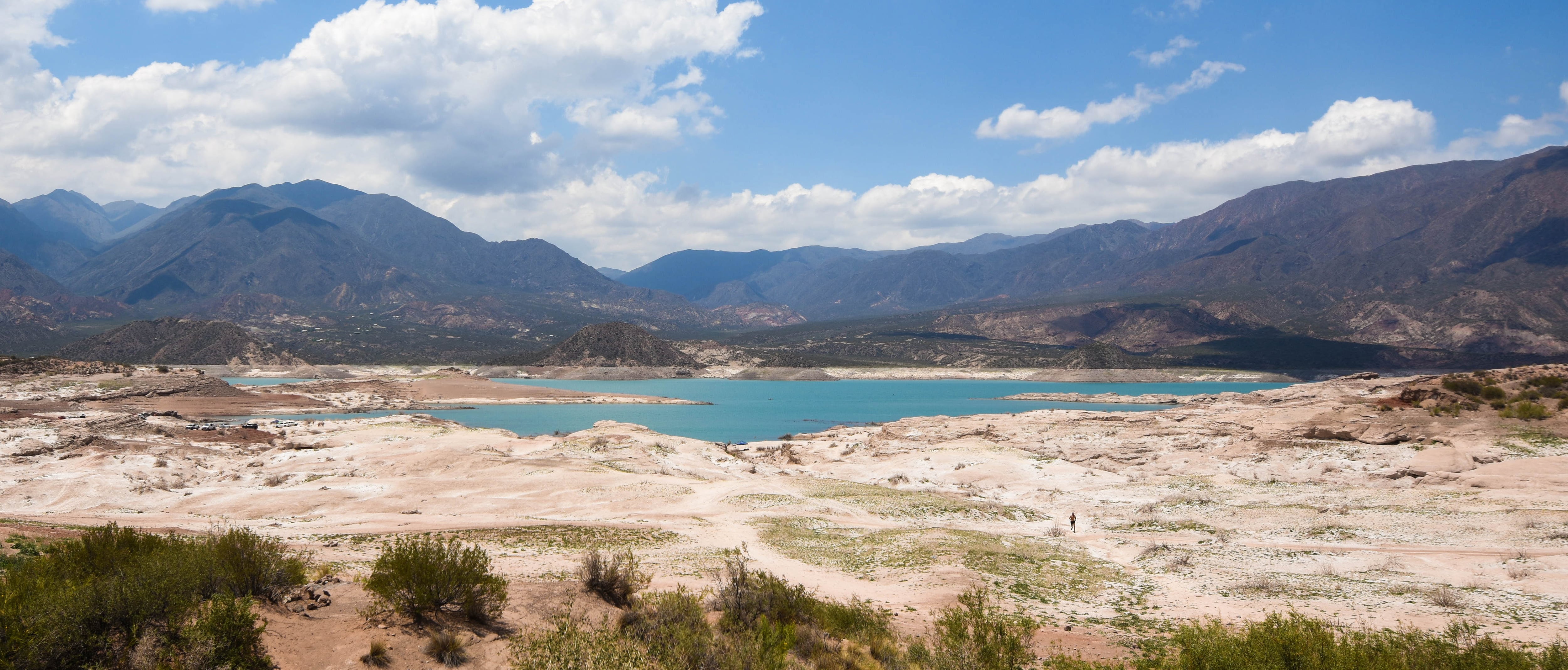 El Dique Potrerillos con bajo nivel de agua. Mariana Villa / Los Andes