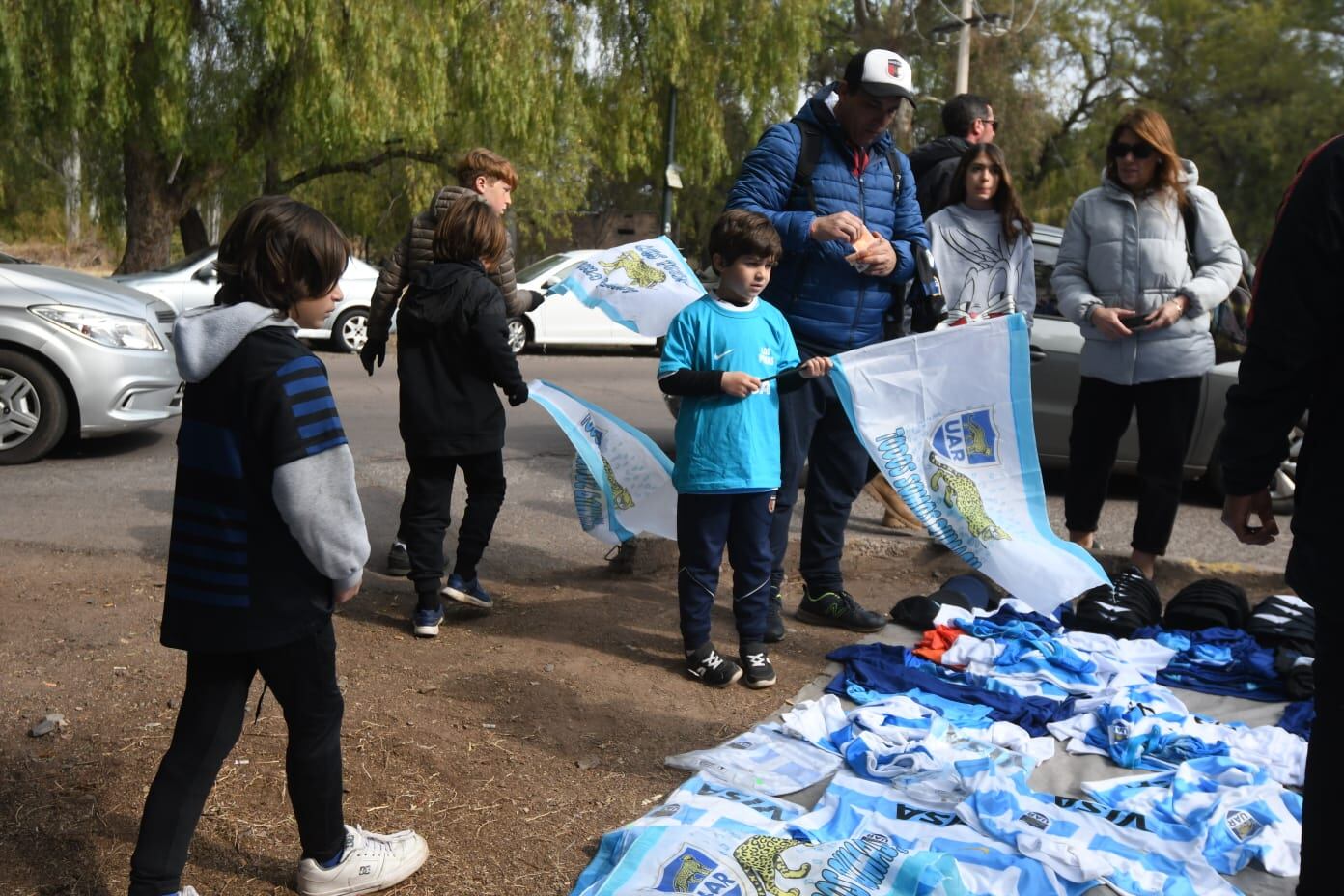 Los clásicos vendedores ambulantes tuvieron su espacio en el predio del estadio Malvinas Argentinas. / José Gutiérrez (Los Andes).