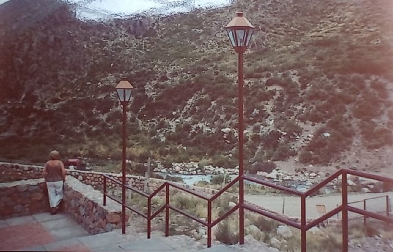 La vista principal de la Cordillera de los Andes desde la escalinata principal del Samay Huasi en 1992.