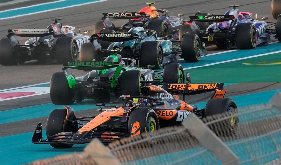 Piastri chocó con Verstappen al comienzo de la carrera. Luego tuvo un toque con Colapinto (Foto: AP).