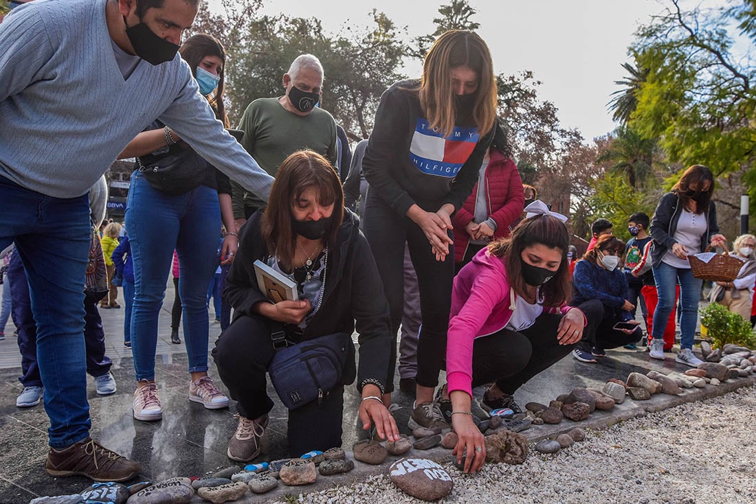 Con el correr de las horas Twitter y Facebook se llenaron de mensajes y fotografías de personas que rindieron honor a sus seres queridos.