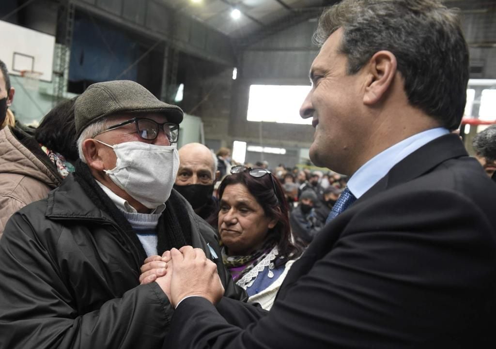 El presidente de la Cámara de Diputados, Sergio Massa, participó de la entrega de dispositivos tecnológicos para jubilados en un acto del Enacom.