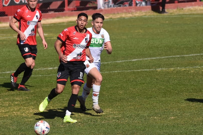 Él Super Depor derrotó por 2-0 a Agropecuarios y sueña con la clasificación a la otra fase. / Mariana Villa. (Los Andes)