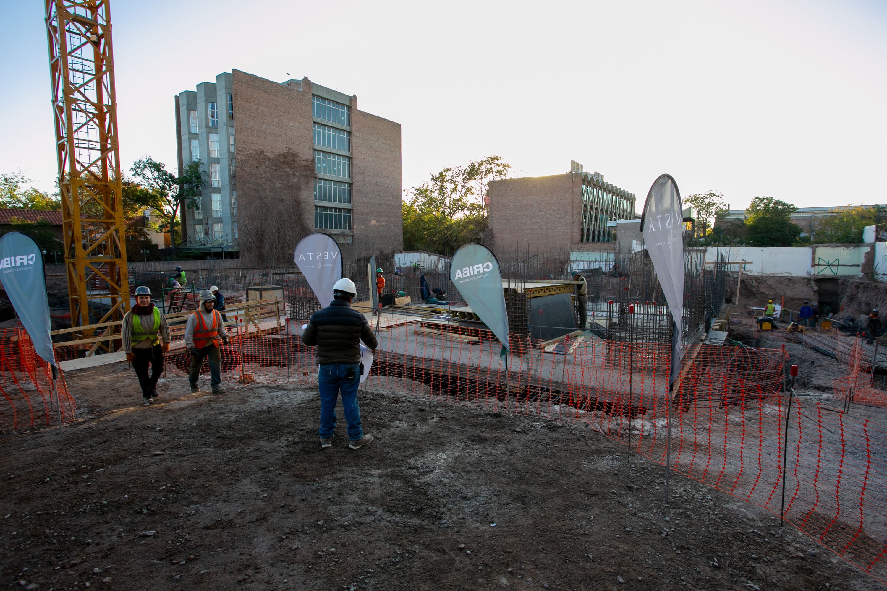 Ulpiano Suarez recorrió la construcción del edificio Vesta en la Quinta Sección. Foto: Mendoza Ciudad.