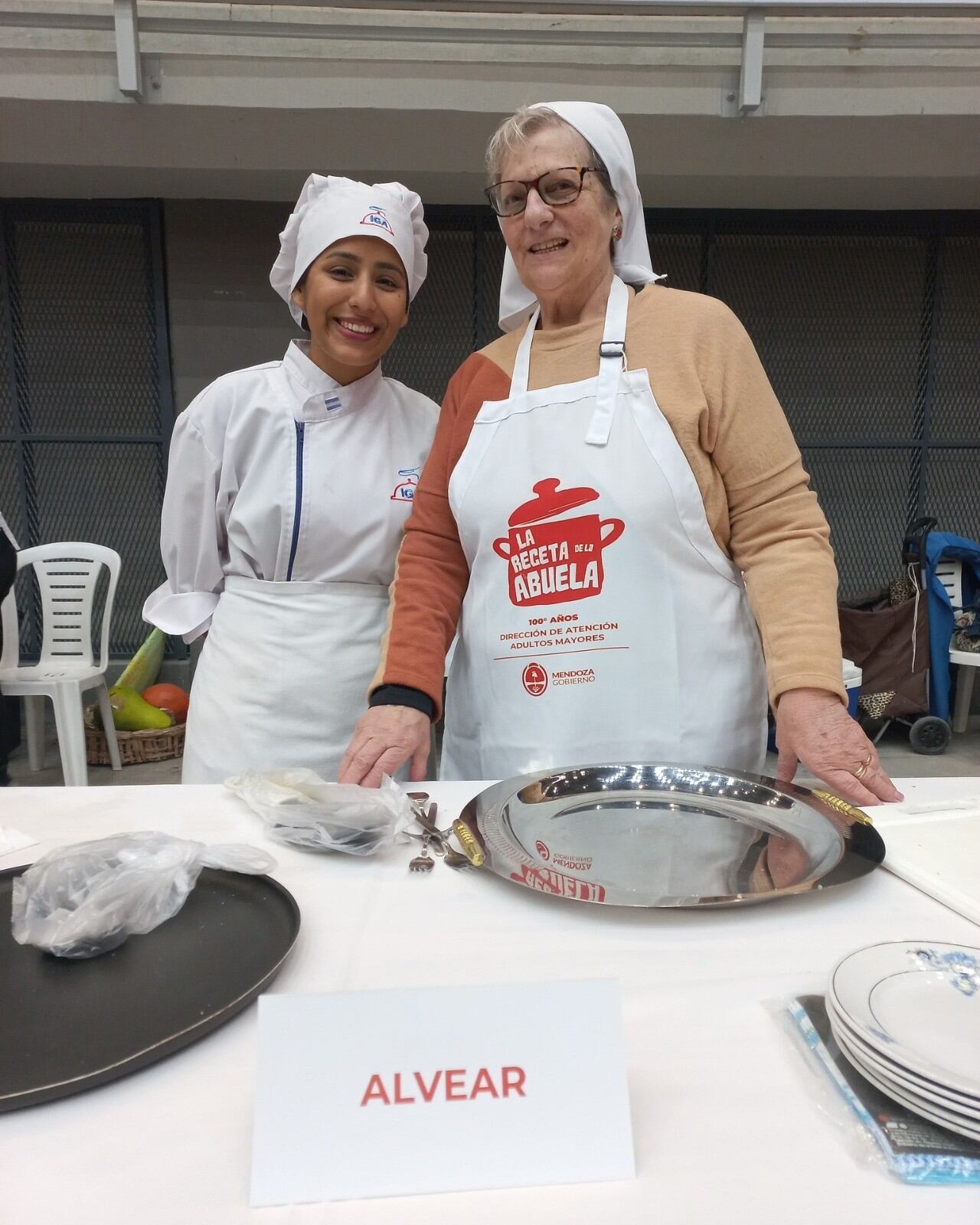 Rosa Andreo preparó una tarta de durazno con crema chantilly.