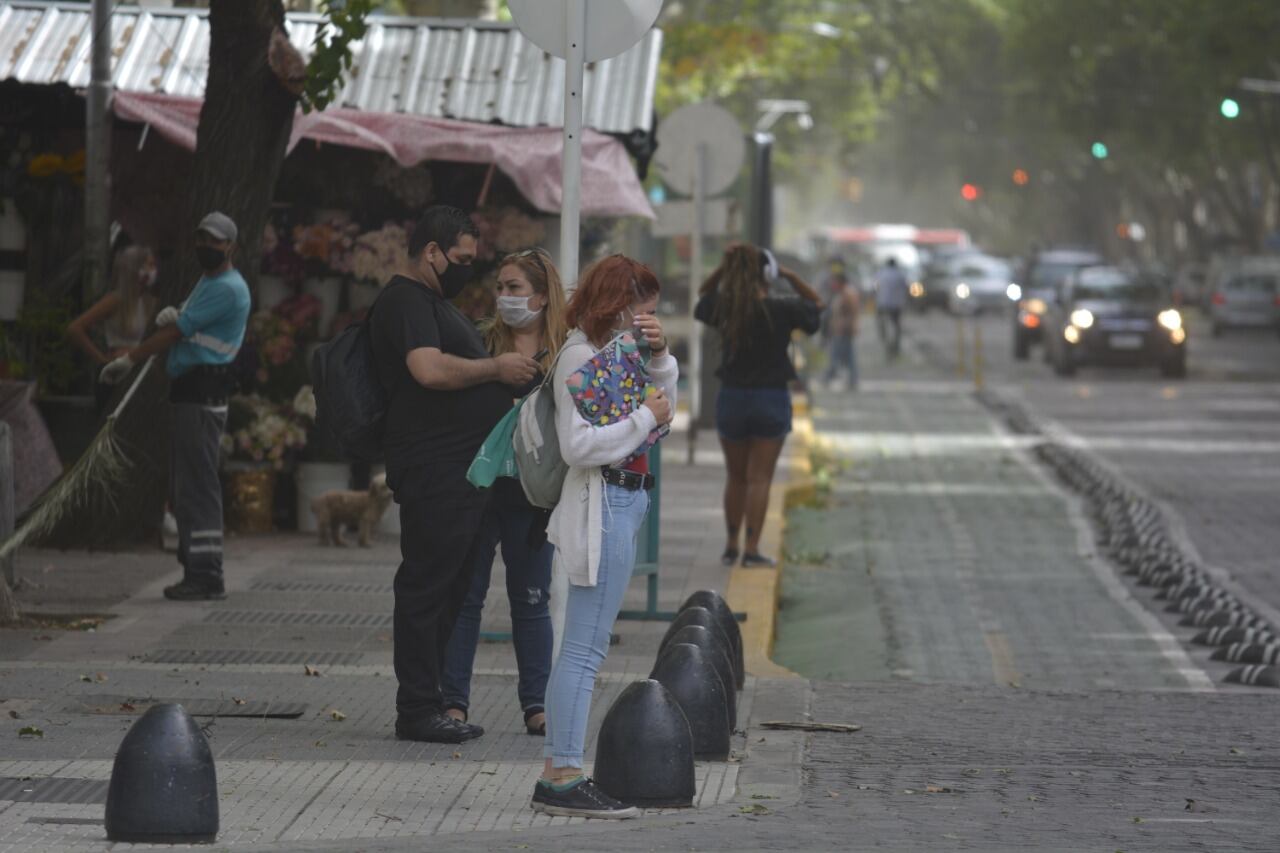 Fuertes ráfagas de viento se sintieron en el Gran Mendoza y redujo la visibilidad en las calles.