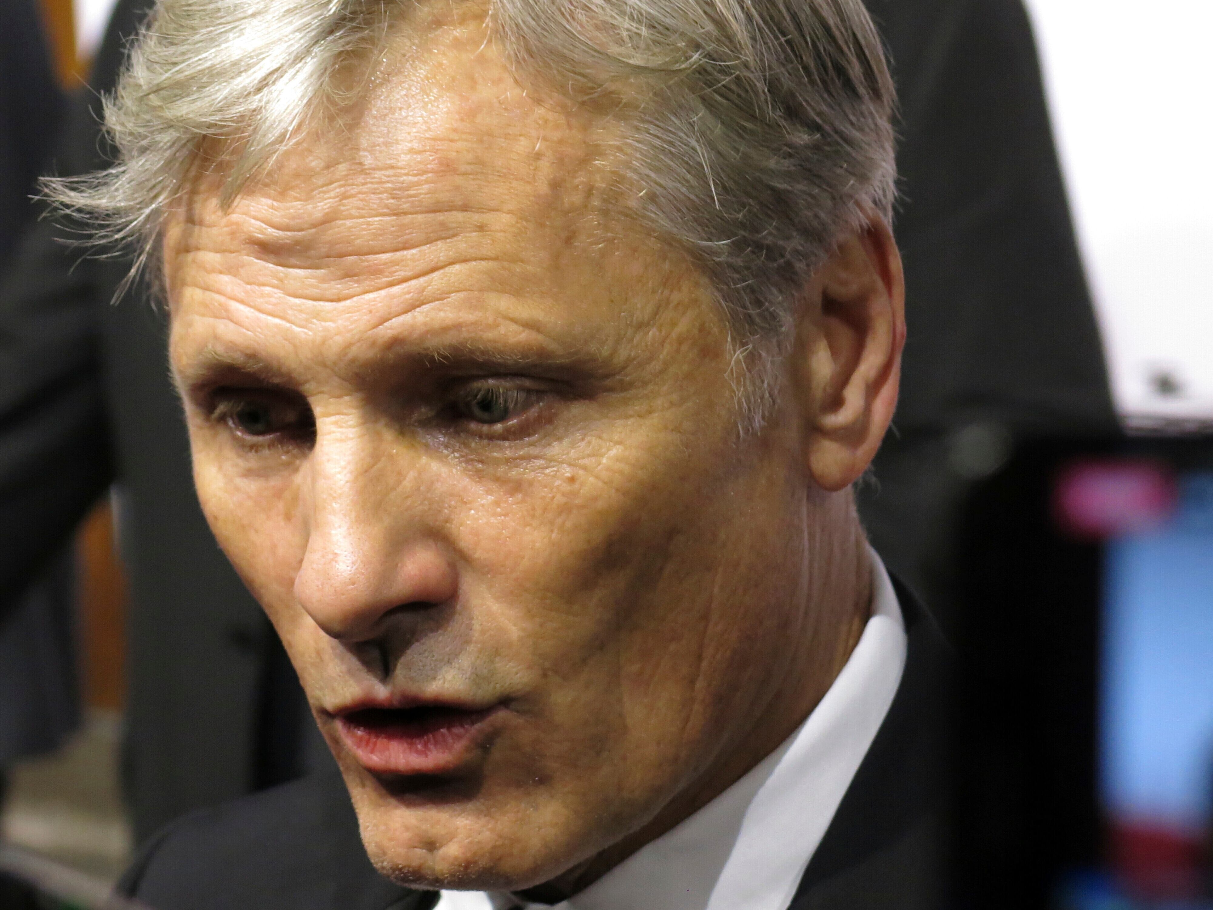 El director y actor estadounidense Viggo Mortensen habla con reporteros en la alfombra roja de la película The Dead Don't Hurt en Morelia, México, el viernes 20 de octubre de 2023. (Foto AP/Berenice Bautista)