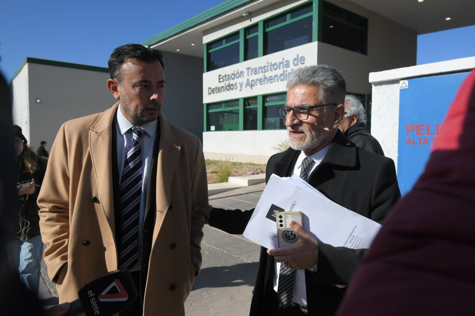 Carlos Moyano (defensor de Sandra Astudillo) y Daniel Romero (defensor del humorista Cacho Garay), esta mañana, en el Polo Judicial. / Ignacio Blanco - Los Andes