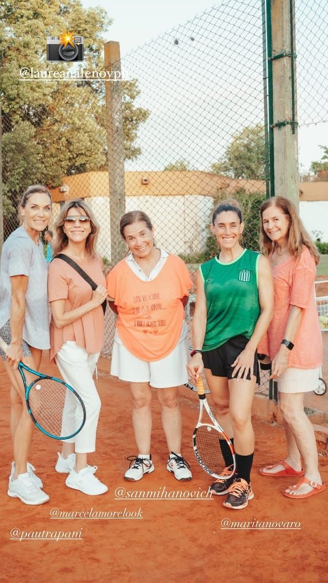 Soledad Pastorutti jugando al tenis en Arequito junto a sus colegas Marcelo Morelo, Sandra Mihanovich y la periodista Paula Trápani (Instagram)