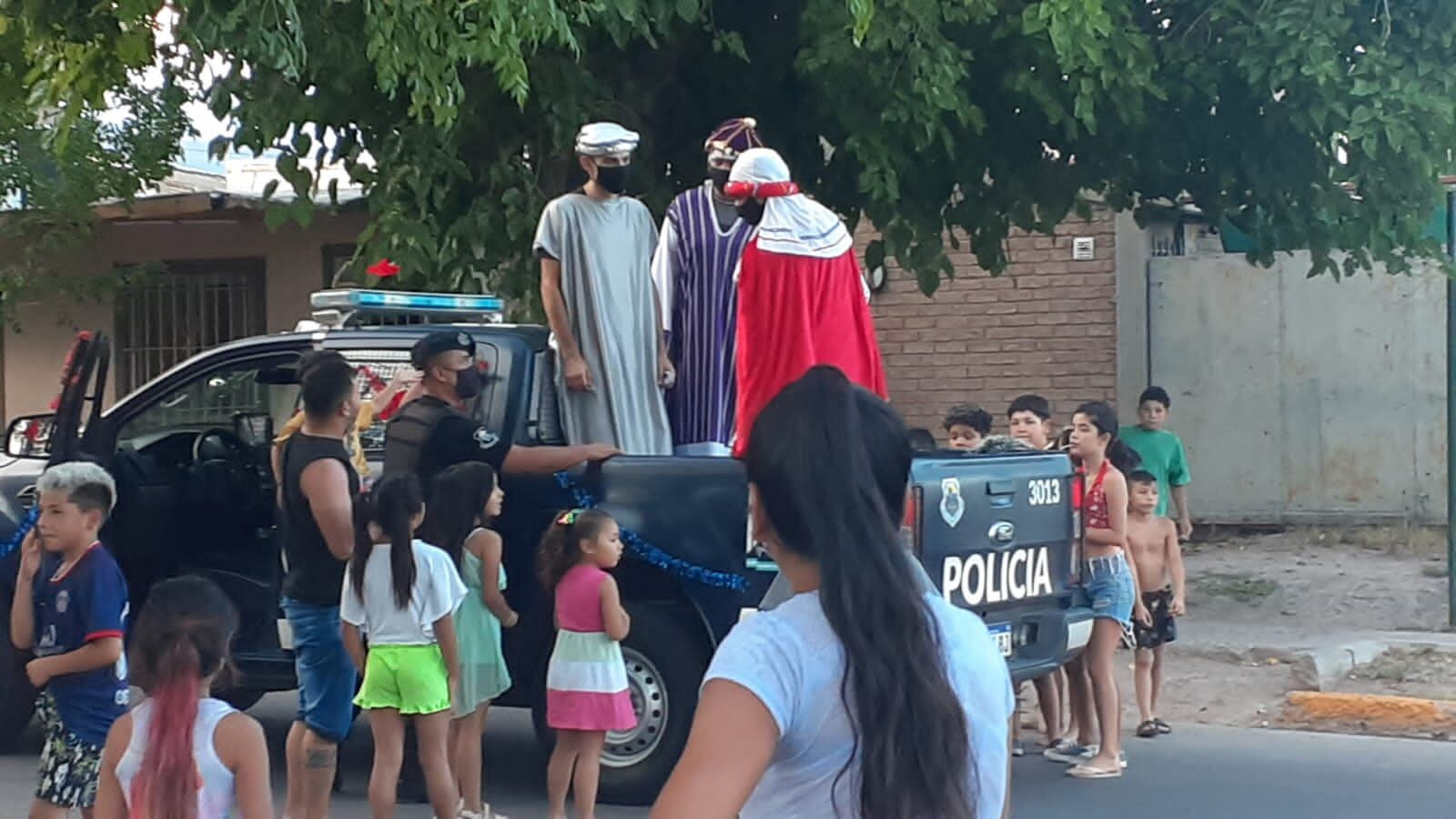 Los efectivos se adelantaron un día a la celebración y llenaron con regalos a pequeños de los barrios “Aconcagua” y “Sol y Esperanza”.