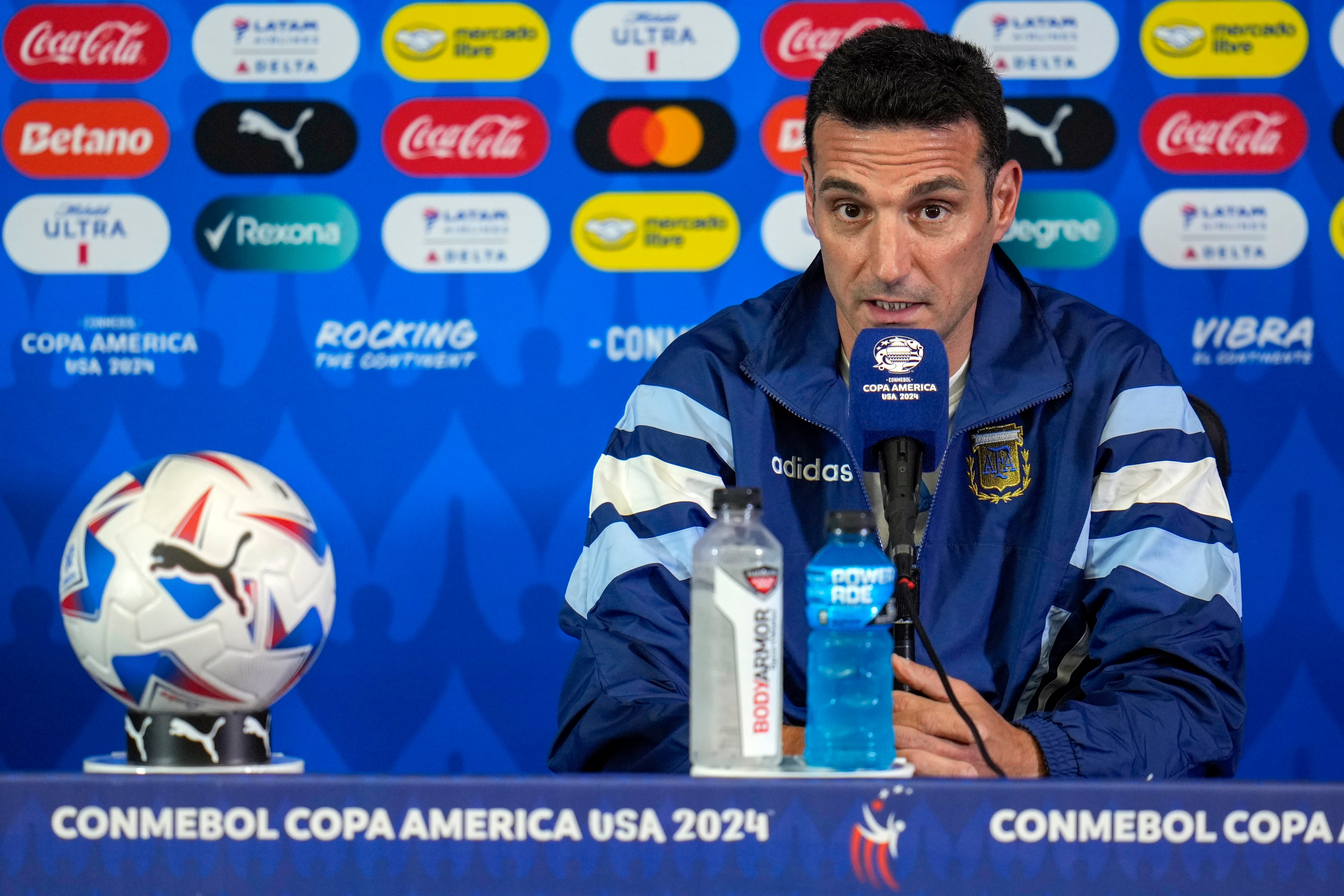 El técnico de Argentina Lionel Scaloni durante una rueda de prensa, el miércoles 3 de julio de 2024, con miras al partido contra Ecuador por los cuartos de final de la Copa América en Houston. (AP Foto/Julio Cortez)