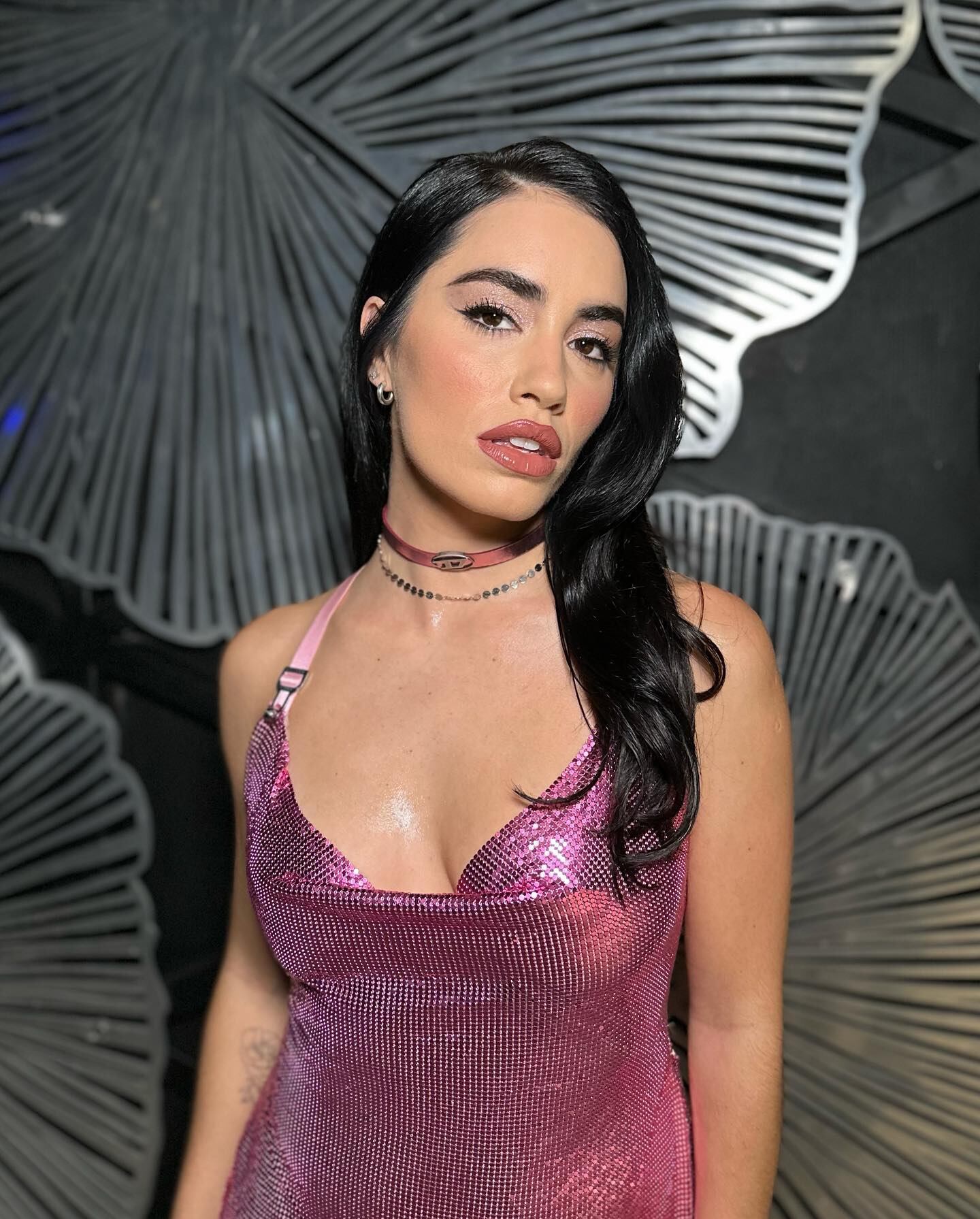 Lali brilló con un vestido corto fucsia