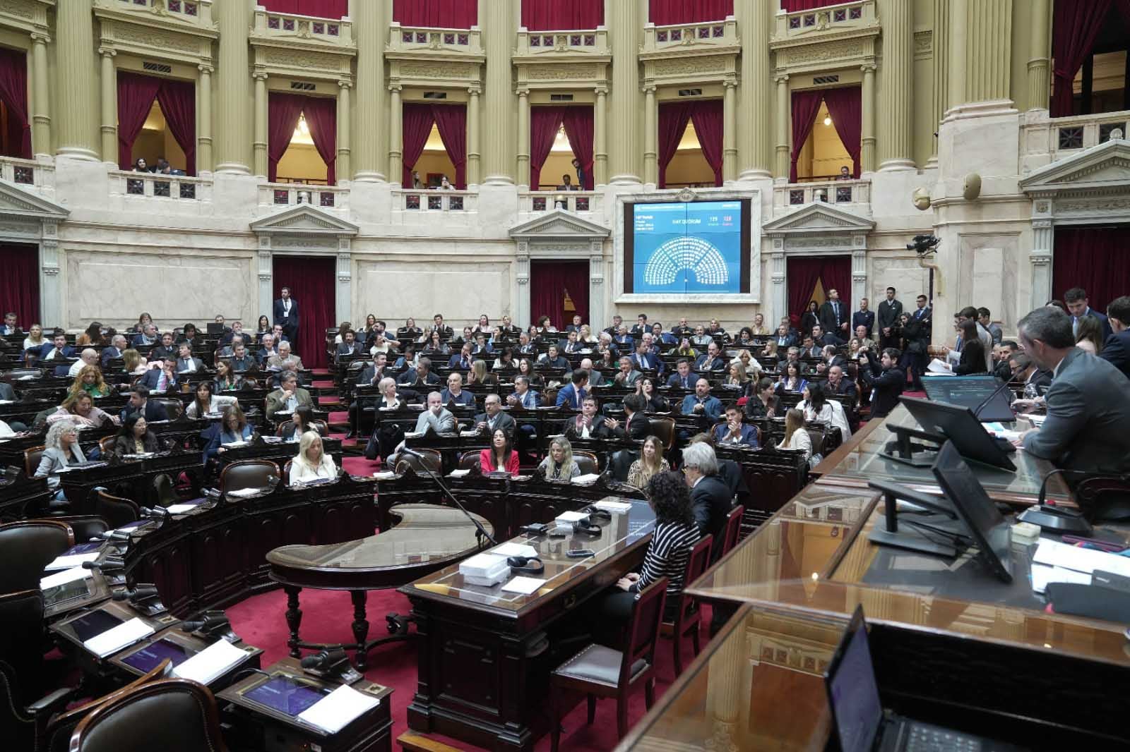 El oficialismo junto a los bloques dialoguistas logró hoy juntar quórum en la Cámara de Diputados para comenzar la sesión especial, en la cual se tratarán los proyectos de seguridad y de esencialidad de la educación y recursos para las Universidades Nacionales. FOTO DIPUTADOS NA