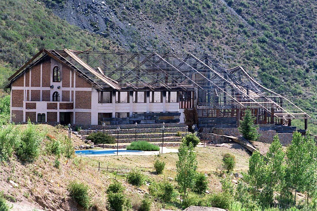 Las ruinas de lo que fue el esplendoroso Hotel Samay Huasi, en el Manzano Histórico, y que se incendió en 2003.